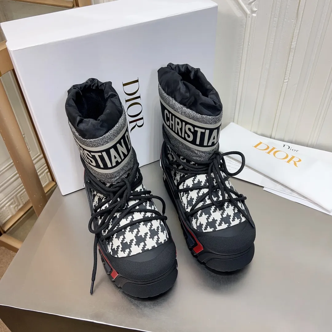 Men's shoes p600! The highest version on the market, Dior Dior's king style snow boots, ski boots, fat and cute, so cute →_→ from the DiorAlps limited series, unique. Shiny nylon Oblique print upper with criss-cross straps for an ideal fit. The technical fabric of the boot shaft, short-cut version, can be worn in the city or in the mountains. It makes the calf slimmer and taller, warm and concave. The boot shaft and sole are made of original waterproof padded lining. The embroidered fabric is original star ⭐ rubber non-slip thick sole and multi-module combination outsole. The size is 35-40. 41Customized